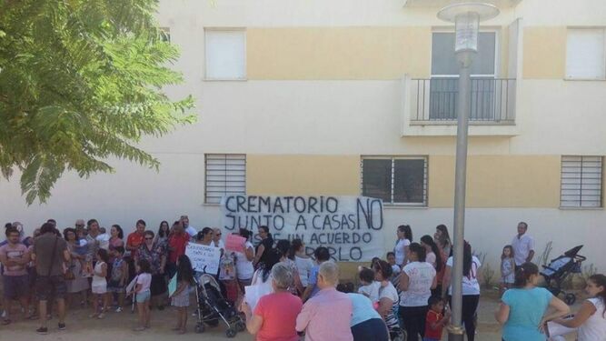 Una concentración de vecinos en contra de la instalación del crematorio cerca de sus viviendas.