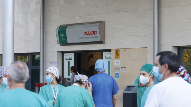 Personal sanitario a la entrada de urgencias del Hospital Reina Sofía de Córdoba.