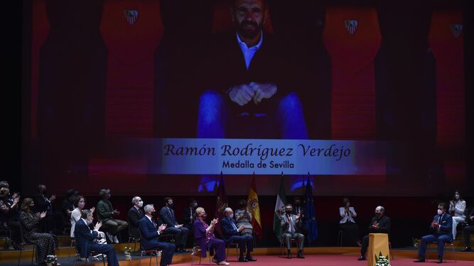 La imagen de Monchi, proyectada en el acto de entrega de las Medallas de la Ciudad de Sevilla.