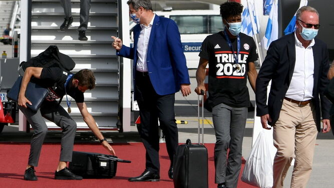 Rummenigge llega a Alemania con el Bayern tras ganar la Champions en Lisboa.