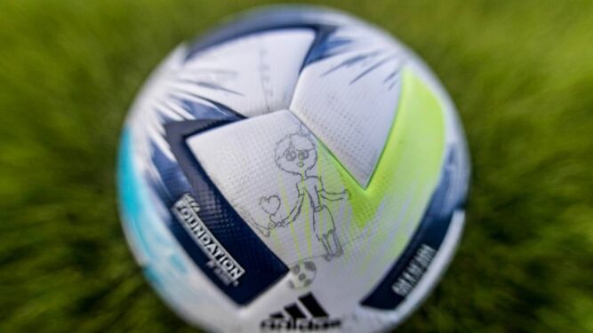 El balón diseñado por niños de diferentes partes de Europa.