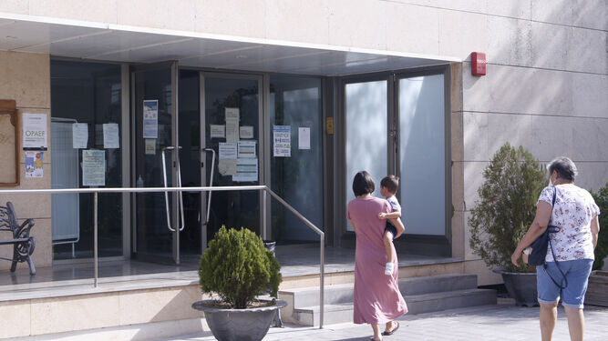 Varias personas se dirigen al centro de salud de Casariche, en una imagen previa a las medidas de confinamiento decretadas por la Junta.