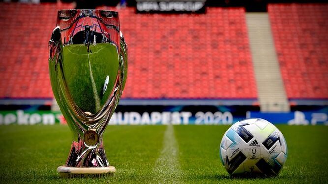El trofeo de la Supercopa de Europa y el balón de la final del año 2020.