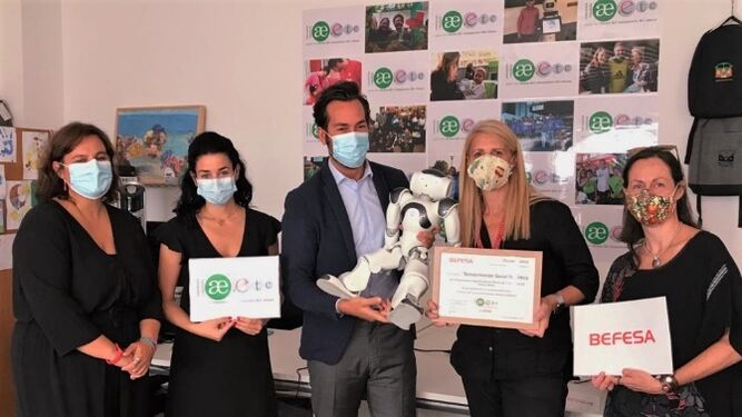 Befesa entrega el primer premio de su Concurso de Proyectos Solidarios al proyecto 'Rehabilitación Social Robótica' de la Asociación Española para los Efectos del Tratamiento del Cáncer (AEetc) de Sevilla.