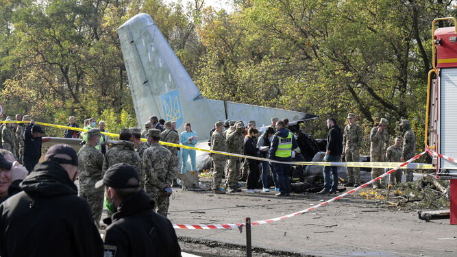 Los equipos de rescate trabajando entre los restos del avión siniestrado la noche del viernes cerca de la ciudad ucrania de Chugúyev.