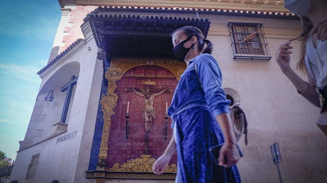 Un mujer pasea con mascarilla por Sevilla.