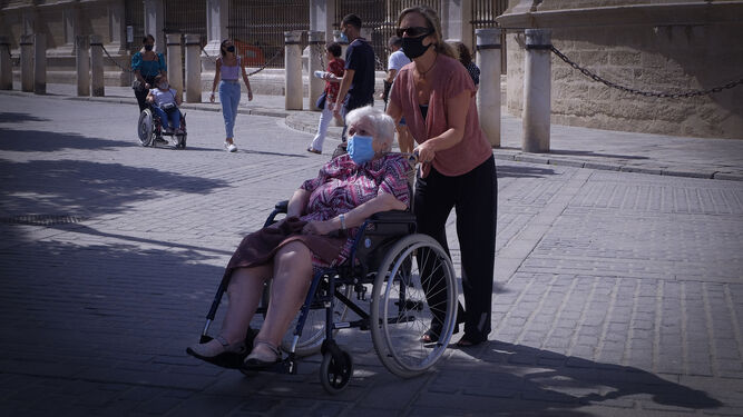 Dos mujeres, por el centro de Sevilla.