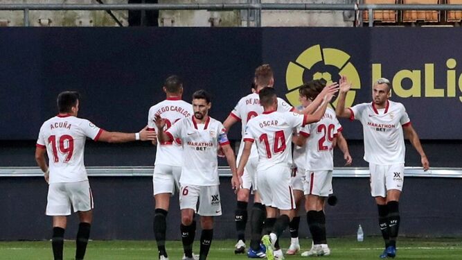Los futbolistas del Sevilla felicitan a Munir tras el 1-2.