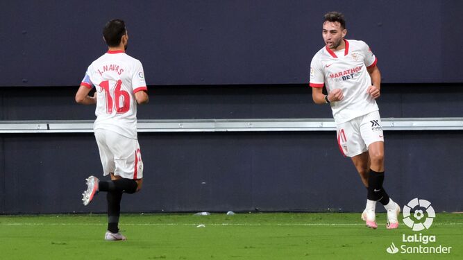 Munir y Jesús Navas festejan el gol que puso por delante al Sevilla.