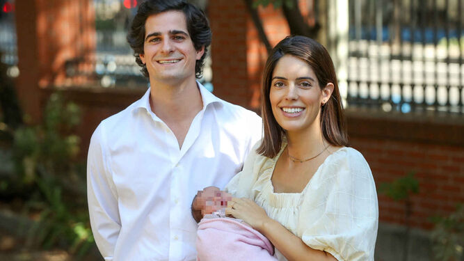 Fernando Fitz-James Stuart y Sofía Palazuelo, el pasado septiembre, al salir del hospital con su hija recién nacida en brazos.
