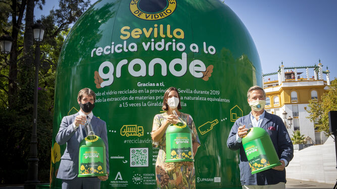 El contenedor de reciclaje de vidrio de más de 8 metros de altura instalado en el Paseo de Cristina.
