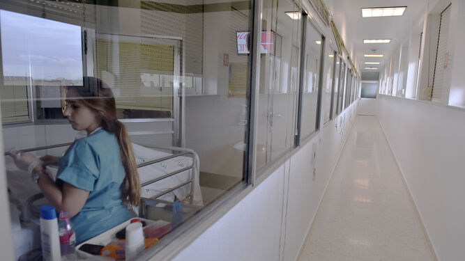 Una enfermera en una de las habitaciones aisladas de la Unidad de Grandes Quemados.