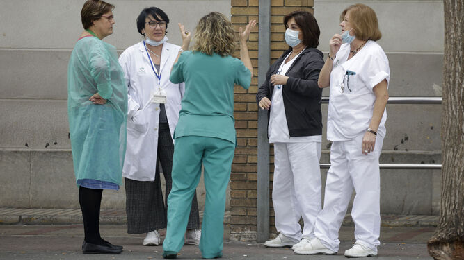 Reunión de sanitarios en un recinto hospitalario andaluz.