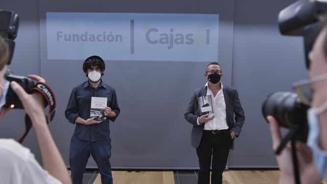 Jesús Albarrán Ligero y Antonio Serrano Cueto, ayer en la Fundación Cajasol con los libros galardonados.