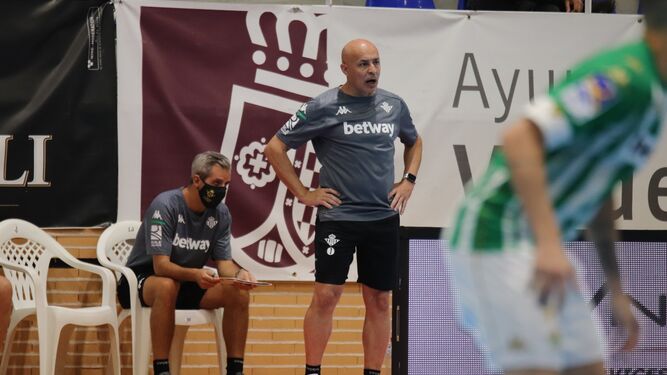 El técnico bético Juanito da instrucciones a sus jugadores en un encuentro.