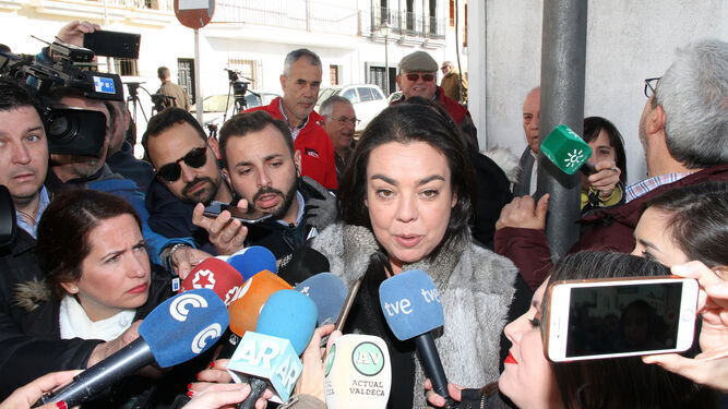 La abogada Patricia Catalina atiende a la prensa en el juzgado de Valverde del Camino