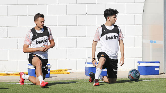 Carlos  Soler, junto a  Cheryshev, en un entrenamiento del Valencia.