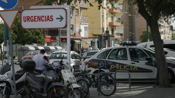 Un patrullero de la Policía Nacional, en la zona de Urgencias del Macarena.
