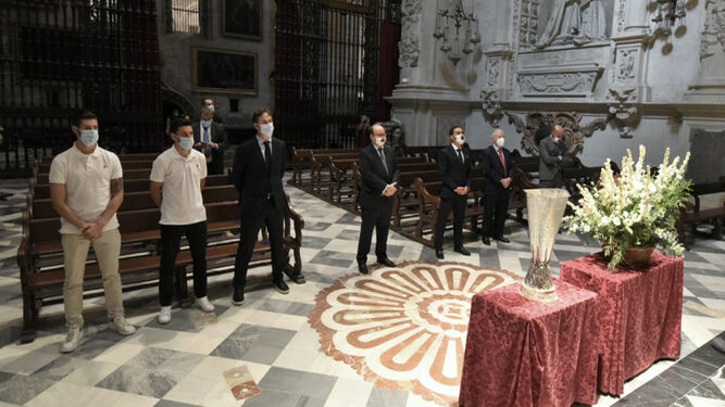 La escueta representación del Sevilla, ante la Virgen de los Reyes con la Europa League.