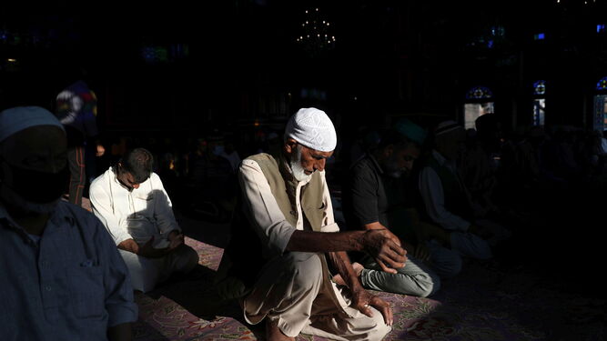 Musulmanes rezan en India.