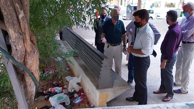 Un vecino de Chapina señala a Beltán Pérez la basura acumulada tras un banco.
