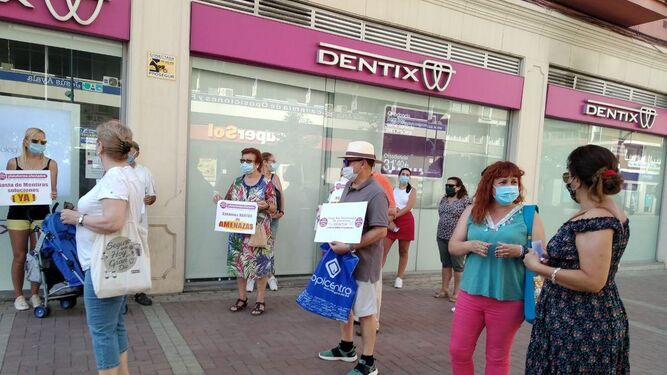 Clientes de Dentix protestan por el cierre de establecimientos