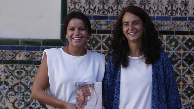 María Moreno, con un ejemplar del libro, y Susana Girón, en el Espacio Santa Clara.