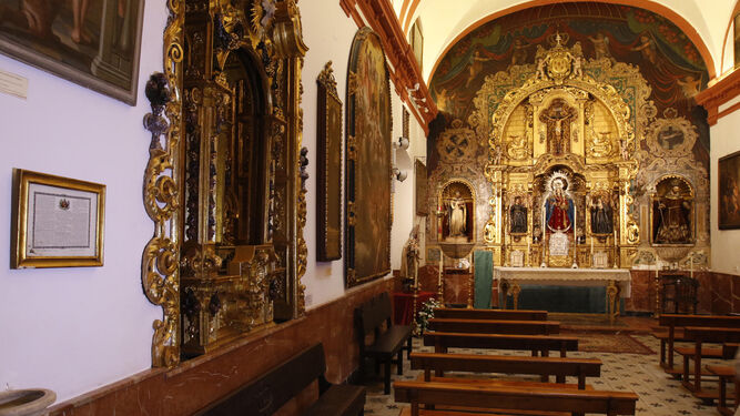 La capilla de la Orden Tercera y el retablo restaurado a la izquierda.