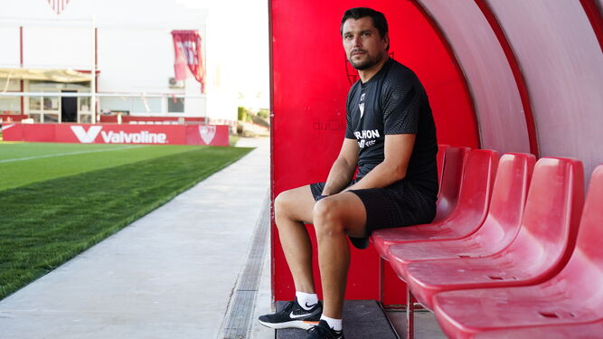 Cristian Toro posa en uno de los banquillos de la ciudad deportiva del Sevilla.