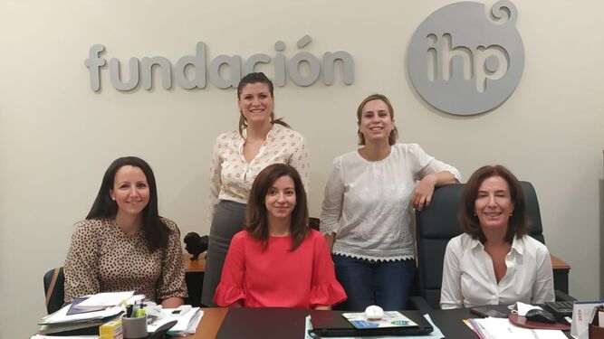De arriba a abajo y de izqda. a dcha., la administrativa del IHP, Verónica Suárez y las doctoras Isabel Mª Coronel, Carmen Priego, Natividad López  y María José Lirola.