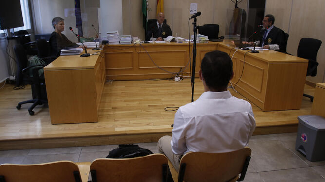 El ex gerente de la Fundación DeSevilla, Miguel López Adán, en el banquillo de los acusados.