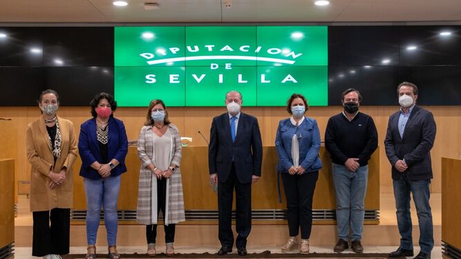 Villalobos con la diputada de Hacienda a su izquierda y los portavces de Adelante, PP, Cs, Vox y PSOE, tras la entrega del borrador de las cuentas para 2021.