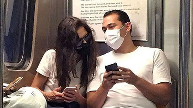 Katie Holmes y Emilio Vitolo Jr., en el metro de Nueva York.