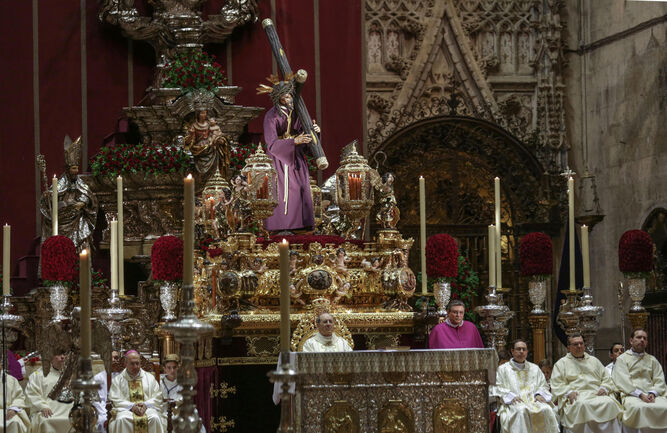 Asenjo durante la misa de clausura del Año de la Misericordia, en la que estuvo presente el Señor del Gran Poder.