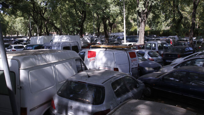 Numerosos vehículos en el depósito de la grúa, que linda con el Parque de los Príncipes.