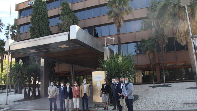 Las autoridades que este jueves han participado en la colocación de la placa en el edificio de Endesa en Sevilla, en la Avenida de la Borbolla, hecho de acero y vidrio, inaugurado en 1970.