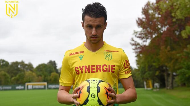 Corchia posa con la camiseta del Nantes.