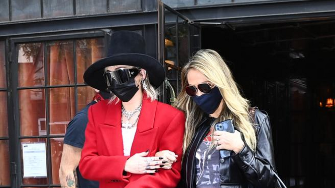 Miley Cyrus junto a su madre por las calles de Nueva York con el abrigo rojo.