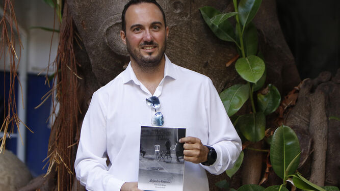 El escritor sevillano Alejandro González Pino, con su novela 'Hermano Pablo'.