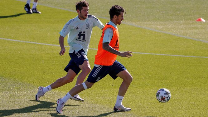 Dani Ceballos junto a Sergi Roberto en el entrenamiento de la selección.