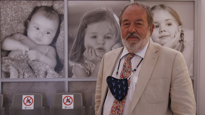 El doctor Alfonso Carmona, director y fundador de IHP Pediatría y presidente del Colegio de Médicos de Sevilla.