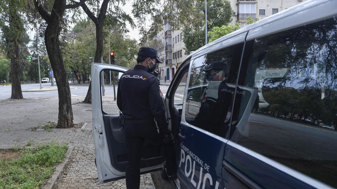 Un agente de la Policía Nacional en Sevilla.