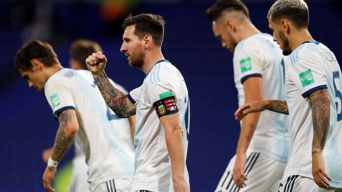 Ocampos, junto a Messi tras la celebración del gol de penalti del diez argentino.