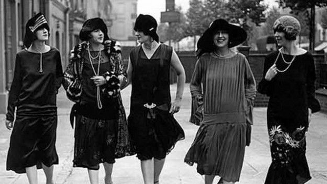 Un grupo de mujeres con la estética de los años 20.