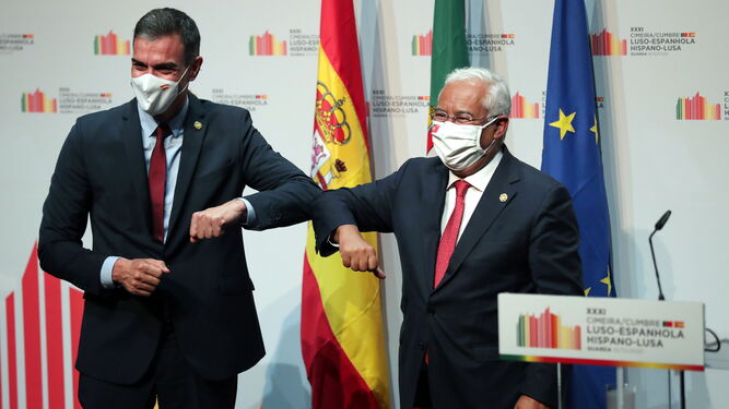 Pedro Sánchez saluda a Antonio Costa, primer ministro portugués, en la rueda de prensa conjunta tras la XXI Cumbre Hispano-Lusa.