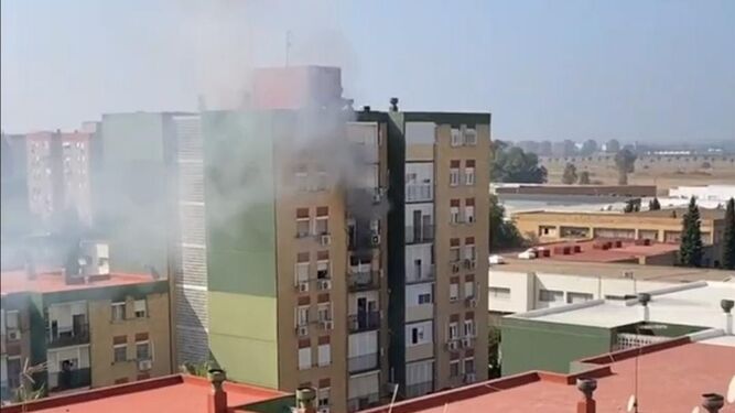 El bloque de pisos con la vivienda en llamas.