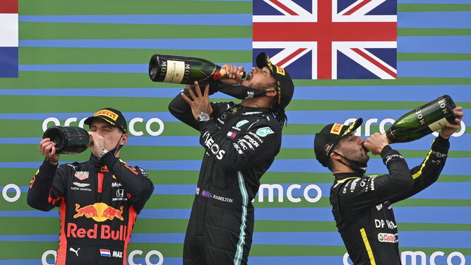 Hamilton celebra su triunfo en el podio junto a Verstappen y Ricciardo.