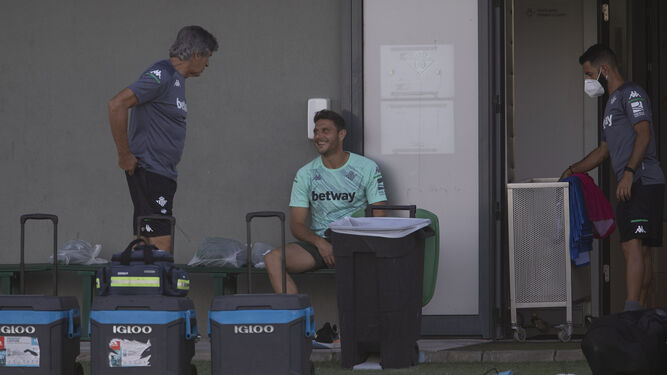 Pellegrini dialoga con Joaquín antes del inicio de un entrenamiento.