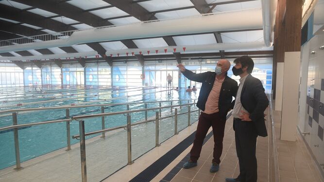 El delegado de Deportes, David Guevara, revisa la nueva cubierta del Centro Deportivo Alcosa.