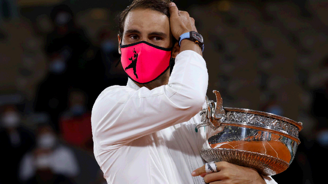 Nadal, con la mascarilla y el trofeo de Roland Garros.